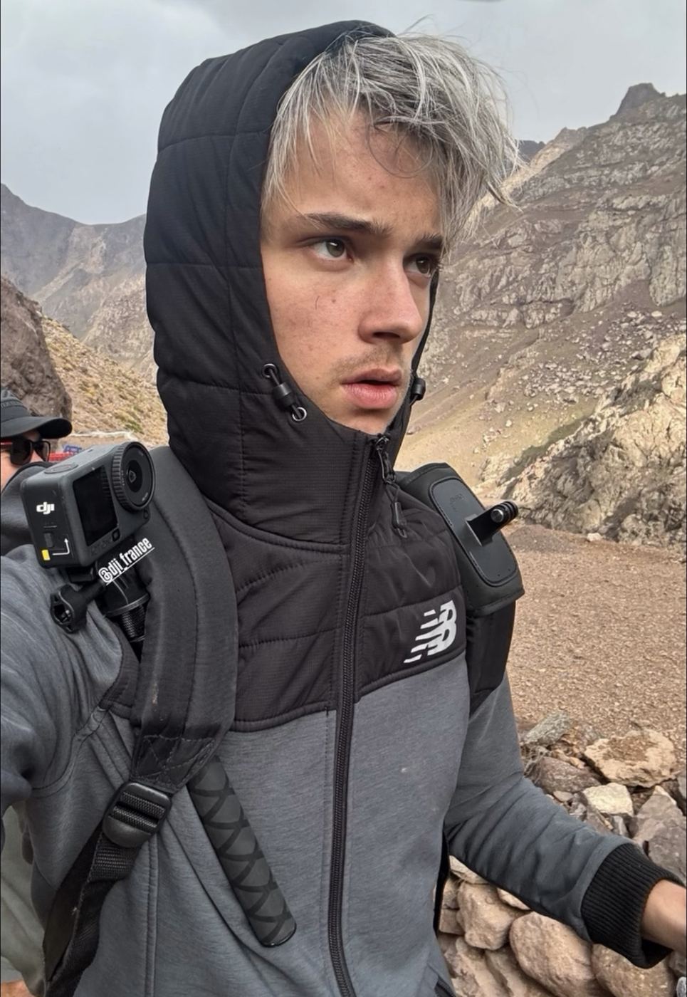 Côme Ferrand en montagne, caméra DJI à l’épaule